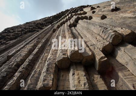 Basaltsäulen in der Garni-Schlucht, genannt Symphony of Stones, Armenien, Low-Angle-Shot Stockfoto