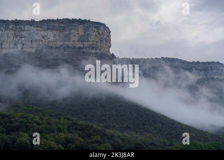 Nebel im Stausee Sau und den Klippen von Tavertet, in der Region Collsacabra (Osona, Barcelona, Katalonien, Spanien) ESP: Nieblas en el embalse de Sau Stockfoto