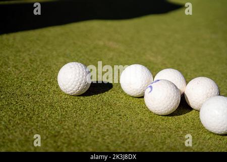 Feldhockey-Balls auf einem grünen Spielfeld Stockfoto