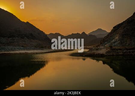 Shawka Dam, der sich in Wadi Shawka an der östlichen Außenfassade von Ras Al Khaimah an der Grenze zu Sharjah befindet. „Wadi Shawka ist die ideale Familienrekreationa Stockfoto