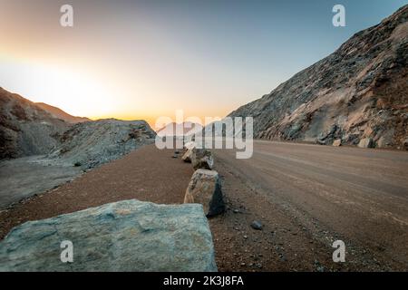 Shawka Dam, der sich in Wadi Shawka an der östlichen Außenfassade von Ras Al Khaimah an der Grenze zu Sharjah befindet. „Wadi Shawka ist die ideale Familienrekreationa Stockfoto