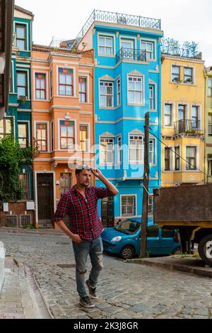 Junge Männer Touristen im Stadtteil Balat Istanbul Türkei, bunte Häuser und Häuser in der Stadt Balat mit Touristen genießen einen schönen Sommertag. Stockfoto