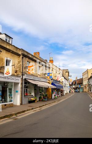 HÄUSER UND GESCHÄFTE ENTLANG DER HIGH STREET (B4362), WINCHCOMBE, GLOUCESTERSHIRE, ENGLAND, GROSSBRITANNIEN Stockfoto