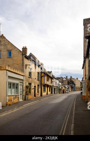 HÄUSER UND GESCHÄFTE ENTLANG DER HIGH STREET (B4362), WINCHCOMBE, GLOUCESTERSHIRE, ENGLAND, GROSSBRITANNIEN Stockfoto