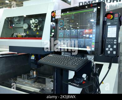 CNC-Plasmaschneidemaschine, Bedienpult. Branchenmesse. 17. November 2021. Kiew, Ukraine Stockfoto