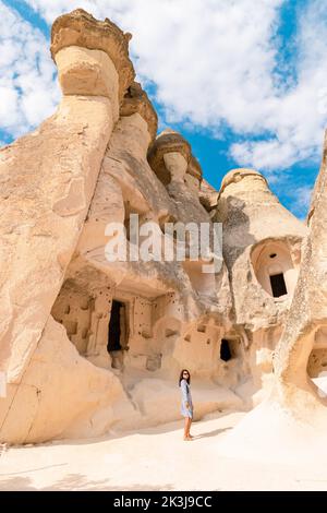 Pasabag Monks Valley glückliche junge Frauen im Urlaub in der Türkei Kappadokien, Felsformationen im Pasabag Monks Valley, Kappadokien, Türkei. Stockfoto