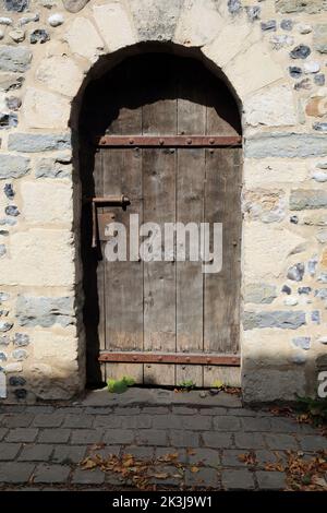 Alte Holztür in Tours Guillaume, (auch bekannt als Porte de Haut oder Porte Jeanne d'Arc) Tor in Rue de l'Abbaye, St. Valery sur Somme, Picardy, Hau Stockfoto