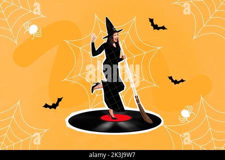 Kreatives Poster für halloween Karneval Hexe stehen auf vintage Vinyl Platte singen in Besen isoliert Fledermaus Spinne Web Dekor Hintergrund Stockfoto