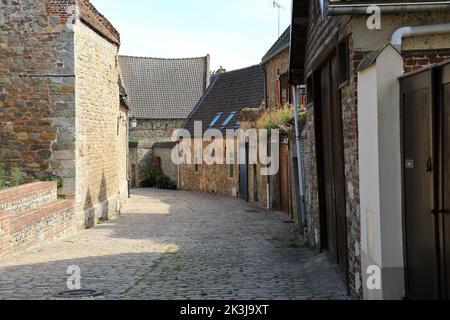 Gepflasterte Straße - Rue du Compte Robert, Saint Valery sur Somme, Somme, Picardy, Hauts de France, Frankreich Stockfoto