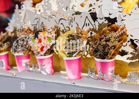 Köstliche traditionelle Waffeln mit Schlagsahne im Schaufenster. Typisch belgisches Süßes. Stockfoto