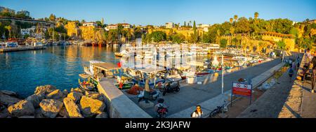 Antalya, Türkei - 10. September 2022: Hafen in der Altstadt von Antalya Kaleici - Altstadt von Antalya, Türkei Stockfoto