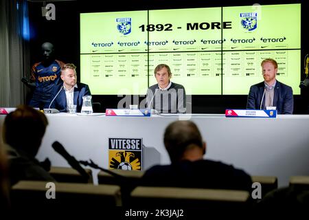 ARNHEM - Philip Cocu und technischer Direktor Benjamin Schmedes bei der Präsentation von Coccu als Cheftrainer von Vitesse. Der 101-malige Orange-Nationalspieler folgt auf Thomas Letsch, der letzte Woche zum deutschen VfL Bochum gewechselt ist. Cocu ist seit seiner Entlassung Ende 2020 im Derby County in England ohne Club. ANP ROBIN VAN LONKHUIJSEN Stockfoto