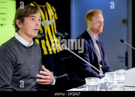 ARNHEM - Philip Cocu und technischer Direktor Benjamin Schmedes bei der Präsentation von Coccu als Cheftrainer von Vitesse. Der 101-malige Orange-Nationalspieler folgt auf Thomas Letsch, der letzte Woche zum deutschen VfL Bochum gewechselt ist. Cocu ist seit seiner Entlassung Ende 2020 im Derby County in England ohne Club. ANP ROBIN VAN LONKHUIJSEN Stockfoto