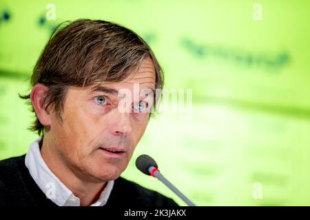 ARNHEM - Philip Cocu bei seiner Präsentation als Cheftrainer von Vitesse. Der 101-malige Orange-Nationalspieler folgt auf Thomas Letsch, der letzte Woche zum deutschen VfL Bochum gewechselt ist. Cocu ist seit seiner Entlassung Ende 2020 im Derby County in England ohne Club. ANP ROBIN VAN LONKHUIJSEN Stockfoto