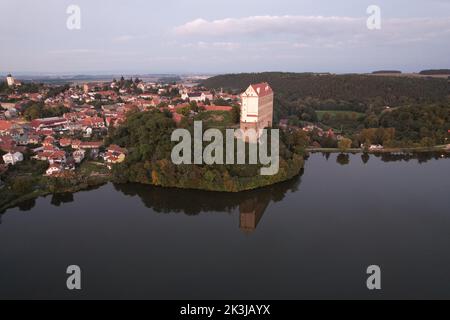 Die malerische tschechische Stadt Plumlov mit Burg, Region Olmütz aus der Vogelperspektive, die sich auf der Oberfläche des Sees Plumlov spiegelt, entworfen von Charles Eusebius von Li Stockfoto