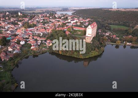 Die malerische tschechische Stadt Plumlov mit Burg, Region Olmütz aus der Vogelperspektive, die sich auf der Oberfläche des Sees Plumlov spiegelt, entworfen von Charles Eusebius von Li Stockfoto