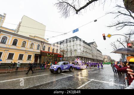 KIEW - 22. DEZEMBER 2019: Borjomi Neujahrsparade, begrüßt die Menschen am 22. Dezember 2019 in Kiew, Ukraine. Stockfoto