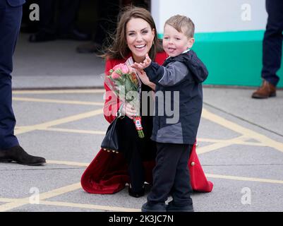 Die Prinzessin von Wales erhält eine schicke Blumenpracht, als sie zu einem Besuch der RNLI Holyhead Lifeboat Station in Holyhead, Wales, kommt, wo sie mit dem Prinz von Wales Besatzung, Freiwillige und einige von denen trifft, die von ihrer lokalen Einheit unterstützt wurden. Holyhead ist eine der drei ältesten Rettungsbootstationen an der walisischen Küste und hat eine bemerkenswerte Geschichte der Tapferkeit, da sie 70 Auszeichnungen für die Galanterie erhalten hat. Bilddatum: Dienstag, 27. September 2022. Stockfoto