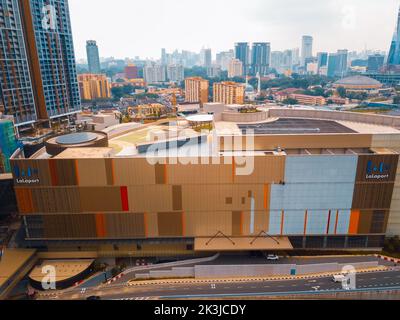 LaLaport Mitsui Mall Luftdrohnenansicht während des Tages. Stockfoto