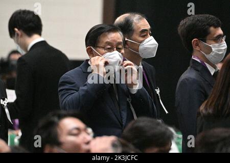 Tokio, Japan. 27. September 2022. Chinas ehemaliger Wissenschafts- und Technologieminister Wan Gang (Mitte L) passt seine Maske an, als er am 27. September 2022 am staatlichen Begräbnis des ehemaligen japanischen Premierministers Shinzo Abe im Nippon Budokan in Tokio teilnimmt. (Bild: © POOL via ZUMA Press Wire) Stockfoto