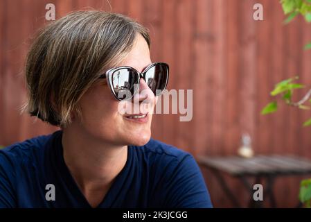 Porträt einer dreijährigen attraktiven Frau mit Sonnenbrille, Prag Stockfoto