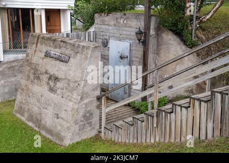 Kirkenes, Norwegen - 5. August 2022: Wunderschöne Landschaft der Stadt Vardo und Umgebung in der Finnmark. Andersgrotta Bombenschutz. Zweiter Weltkrieg. Summ Stockfoto