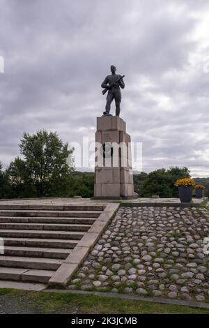 Kirkenes, Norwegen - 5. August 2022: Wunderschöne Landschaft der Stadt Vardo und Umgebung in der Finnmark. Sowjetisches Befreiungsdenkmal. Zweiter Weltkrieg. So Stockfoto