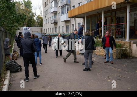 Woronesch, Russland - 26. September 2022, Menschen am Eingang des Militäreinberufungsbüros während der Mobilisierung in Woronesch gesehen. Am 21. Februar unterzeichnete der russische Präsident Wladimir Putin ein Dekret über die sogenannte Teilmobilisierung. Diesem Dokument zufolge können fast alle Männer im Alter von 18 bis 65 Jahren zum Militärdienst aufgerufen werden. Einige dieser Menschen können direkt in den Krieg mit der Ukraine geschickt werden. Neben Protesten gegen die Mobilisierung begrüßten viele russische Bürger dieses Dekret mit Begeisterung. In Woronesch, fast jeden Tag, versammeln sich die Gruppen der Menschen in der militärischen Registrierung und der Einberufung Stockfoto