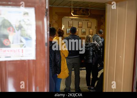 Voronesch, Russland - 26. September 2022, Eine Menge Leute in der Lobby des Rekrutierungsbüros während der Mobilisierung in Voronesch. Am 21. Februar unterzeichnete der russische Präsident Wladimir Putin ein Dekret über die sogenannte Teilmobilisierung. Diesem Dokument zufolge können fast alle Männer im Alter von 18 bis 65 Jahren zum Militärdienst aufgerufen werden. Einige dieser Menschen können direkt in den Krieg mit der Ukraine geschickt werden. Neben Protesten gegen die Mobilisierung begrüßten viele russische Bürger dieses Dekret mit Begeisterung. In Woronesch, fast jeden Tag, versammeln sich Gruppen von Menschen in der militärischen Registrierung und der Einberufung Stockfoto