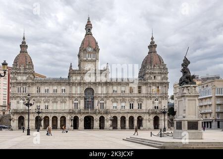 La Coruna, Spanien; 23. september 2022: Fassade des Rathauses auf dem Maria Pita Platz in A Coruna, Galicien Stockfoto