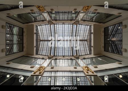 Prag, Tschechische Republik -12 14 2020 Innenarchitektur der Galerie Jugendstil Lucerna Passage Stockfoto