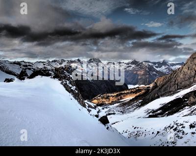 Eine schöne Aufnahme von rauen Bergen, die teilweise mit Schnee bedeckt sind Stockfoto