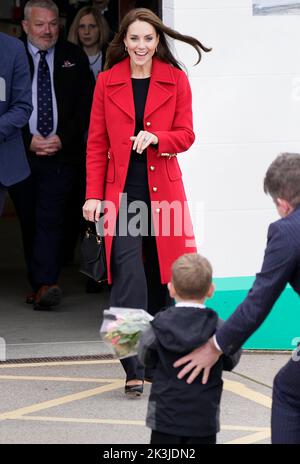 Die Prinzessin von Wales empfängt eine schicke Blumenpracht während eines Besuchs der RNLI Holyhead Lifeboat Station in Holyhead, Wales, wo sie mit dem Prinz von Wales Crew, Freiwilligen und einigen von denen, die von ihrer lokalen Einheit unterstützt wurden, treffen. Holyhead ist eine der drei ältesten Rettungsbootstationen an der walisischen Küste und hat eine bemerkenswerte Geschichte der Tapferkeit, da sie 70 Auszeichnungen für die Galanterie erhalten hat. Bilddatum: Dienstag, 27. September 2022. Stockfoto