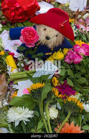 Ergreifende Botschaften und blumige Ehrungen an die verstorbene Königin Elizabeth II. Im September im Green Park, London, Großbritannien - die Blumen verwelkt, aber die Erinnerungen bleiben bestehen Stockfoto