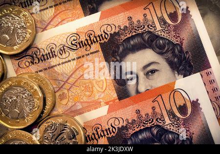 Nahaufnahme des Porträts von Königin Elizabeth II. Auf den Banknoten der Ten Pound Bank of England plus Münzen. Plastikpolymer-Währung eingeführt 2017. Stockfoto