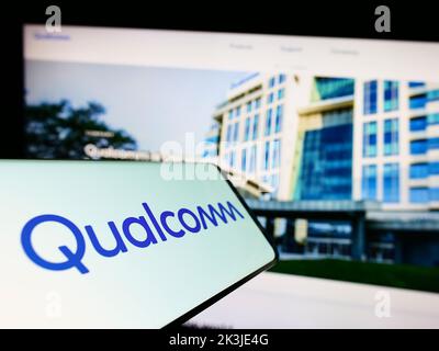 Smartphone mit Logo des amerikanischen Halbleiterunternehmens Qualcomm Incorporated auf dem Bildschirm vor der Website. Konzentrieren Sie sich auf die Mitte des Telefondisplays. Stockfoto