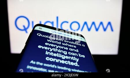 Mobiltelefon mit Website des US-Halbleiterunternehmens Qualcomm Incorporated auf dem Bildschirm vor dem Logo. Konzentrieren Sie sich auf die obere linke Seite des Telefondisplays. Stockfoto