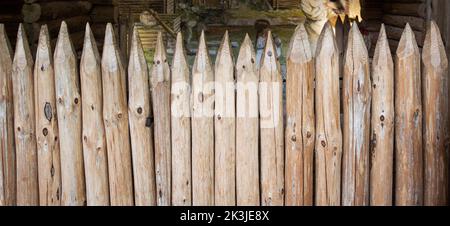 Alter Holzzaun aus spitzen Stämmen. Palisade, Platz für Text kopieren, Nahaufnahme Stockfoto