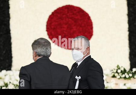 Tokio, TOKIO, Japan. 27. September 2022. König von Jordanien Abdullah II. Bin Al-Hussein (R) spaziert, nachdem er während der staatlichen Beerdigung des ehemaligen japanischen Premierministers Shinzo Abe am 27. September 2022 in Nippon Budokan in Tokio, Japan, Blumen dargebracht hatte. Tausende von Menschen sind in Tokio versammelt, um an der staatlichen Beerdigung des ehemaligen Premierministers Shinzo Abe teilzunehmen, darunter ausländische Würdenträger und Vertreter aus mehr als 200 Ländern und internationalen Organisationen. (Bild: © POOL via ZUMA Press Wire) Stockfoto