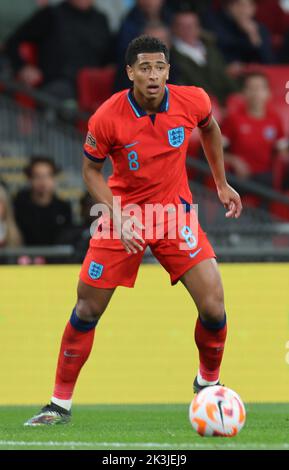 LONDON ENGLAND - SEPTEMBER 26 : L-R Ilkay Gundogan (Manchester City) aus Deutschland und Jude Bellingham (Borussia Dortmund) aus England während der UEFA Nations Stockfoto