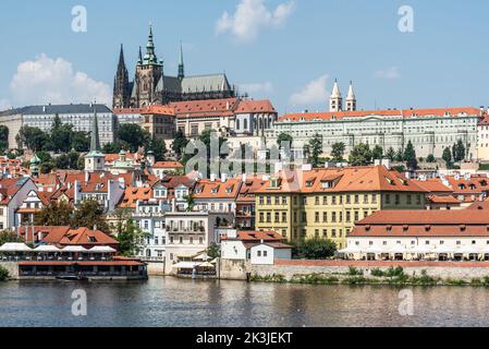 Prag - Tschechische Republik - 08 01 2020 Panoramablick über die Altstadt und den Moldaufluss von der Karlsbrücke aus Stockfoto