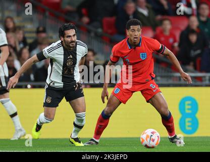 LONDON ENGLAND - SEPTEMBER 26 : L-R Ilkay Gundogan (Manchester City) aus Deutschland und Jude Bellingham (Borussia Dortmund) aus England während der UEFA Nations Stockfoto