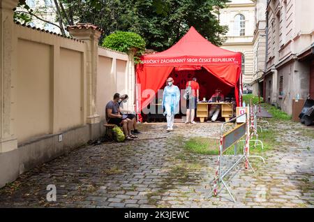 Prag - Tschechische Republik - 08 10 2020 Menschen warten auf einen Covid-Test, auf den Nachweis des Corona-Virus mit Gesundheitsfachkräften in Schutzkleidung Stockfoto