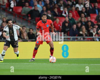 LONDON ENGLAND - SEPTEMBER 26 : L-R Ilkay Gundogan (Manchester City) aus Deutschland und Jude Bellingham (Borussia Dortmund) aus England während der UEFA Nations Stockfoto