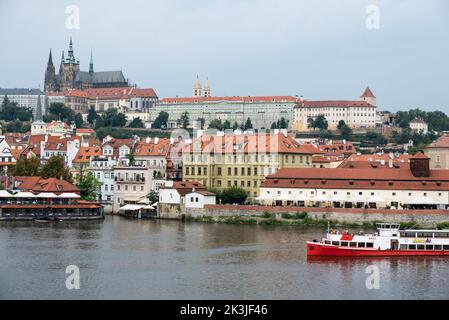 Prag - Tschechische Republik - 08 01 2020 Panoramablick über die Altstadt und den Moldaufluss von der Karlsbrücke aus Stockfoto