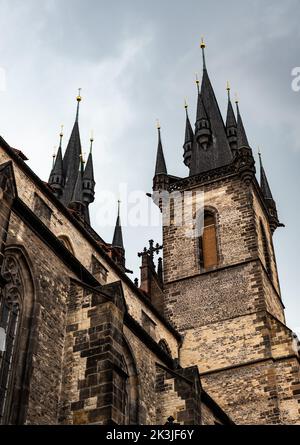 Prag - Tschechische Republik - 08 01 2020 Doppeltürme der Kathedrale am zentralen Marktplatz Stockfoto