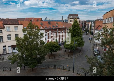 Molenbeek, Region Brüssel-Hauptstadt, Belgien - 08 08 2020 - Hochwinkelansicht über ein urbanes Wohngebiet Stockfoto