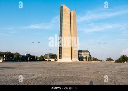 Prag - Tschechische Republik - 08 01 2020- der Lüftungsturm des Strahov-Tunnels und der verlassene Platz Stockfoto