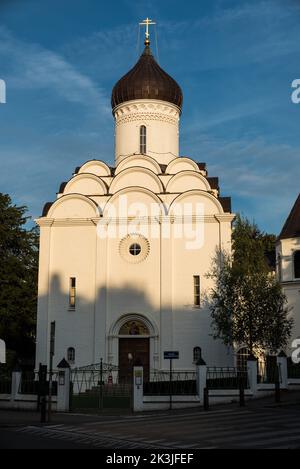 Uccle, Region Brüssel-Hauptstadt - Belgien - 08 20 2020 - Fassade und Detail der orthodoxen Kirche Saint Job Stockfoto