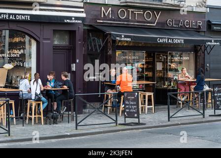 Uccle, Region Brüssel-Hauptstadt - Belgien - 08 20 2020 - Fassade und Terrasse des Cafés al dente, einem italienischen Eis- und Mittagsrestaurant Stockfoto